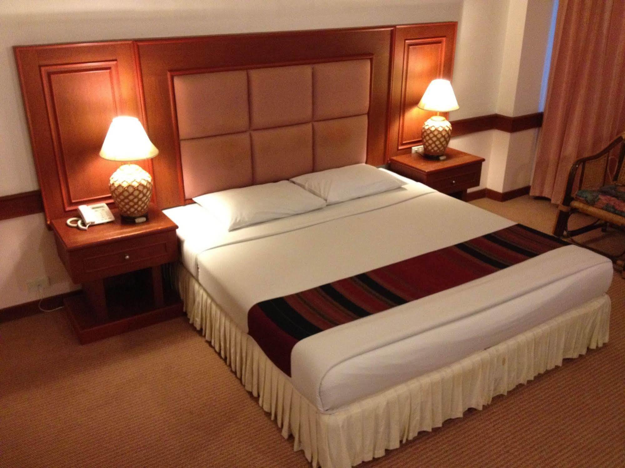 Raya Grand Hotel Nakhonratchasima Екстериор снимка
