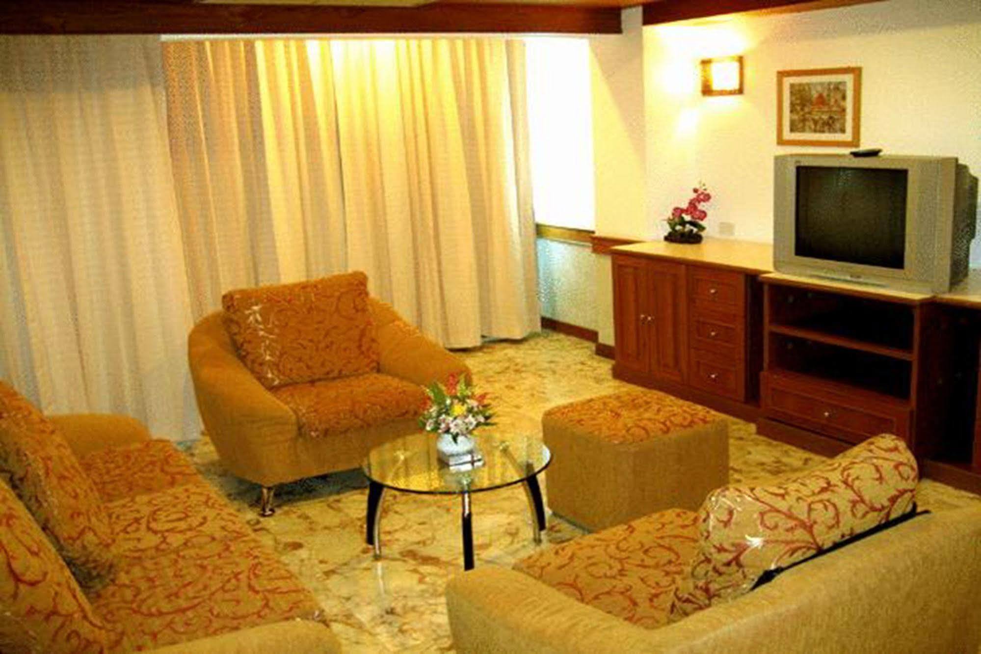 Raya Grand Hotel Nakhonratchasima Екстериор снимка