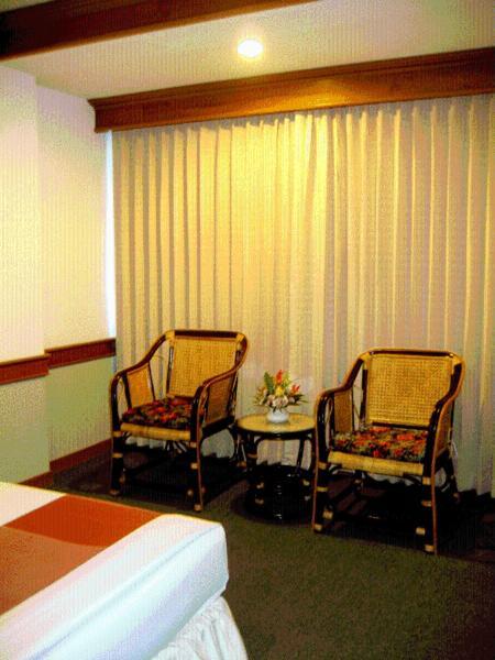 Raya Grand Hotel Nakhonratchasima Стая снимка